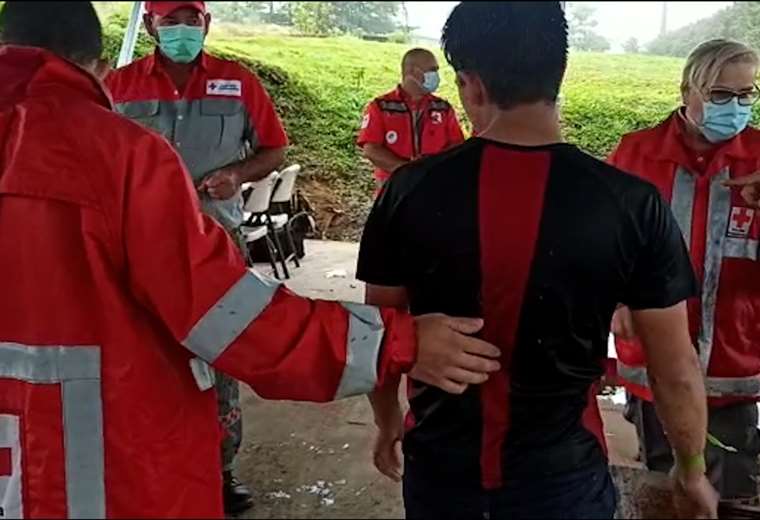 Autoridades rescatan sanos y salvos a turistas atrapados por cabeza de agua