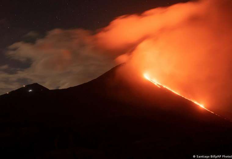 Volcán de Guatemala mantiene fuertes explosiones y flujos de lava