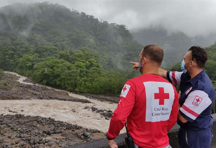 Cruz Roja rescata a dos personas que permanecen aisladas en la montaña