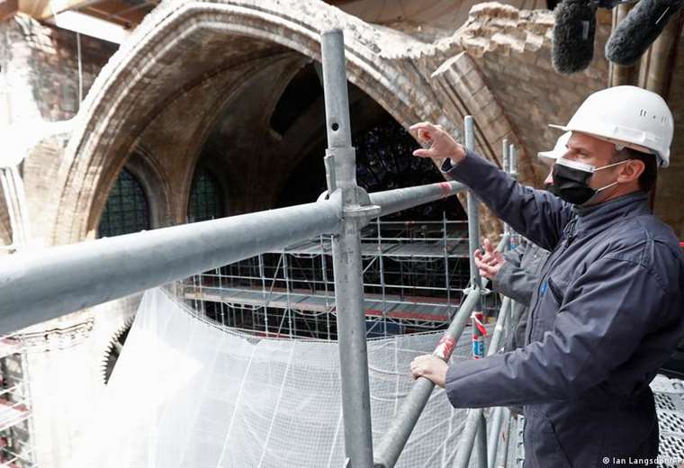Macron visita catedral de Notre Dame en segundo aniversario de su incendio