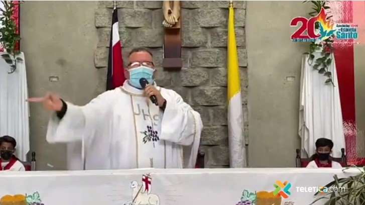 Creador de “Sopa de Caracol” felicitó al padre Sergio por su canción