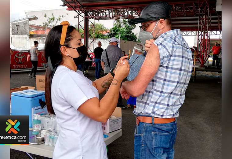 Autorizan vacunar a mayores de 20 años en todo el país