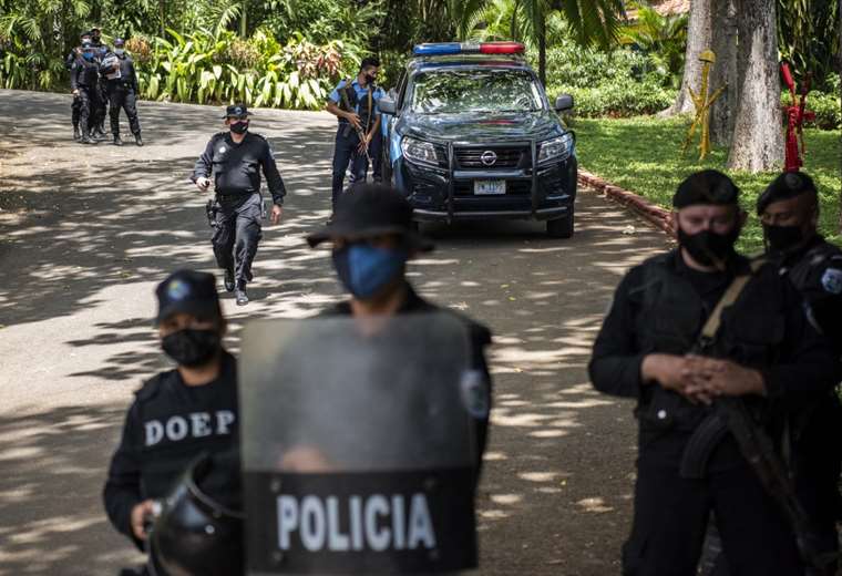 Policía de Nicaragua detiene a alto ejecutivo bancario por incitar "injerencia extranjera"