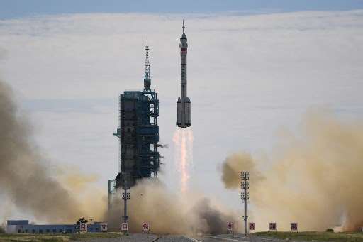 Misión tripulada se acopla a la estación espacial china