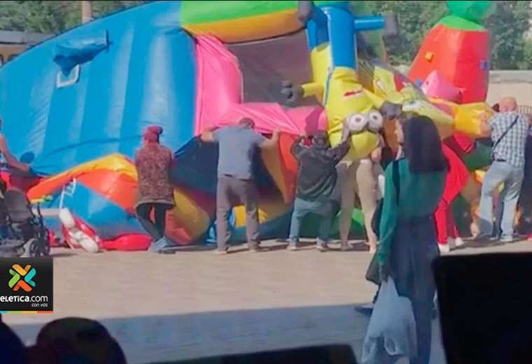 Video: inflable salió volando con niños dentro, dos están graves tras caída