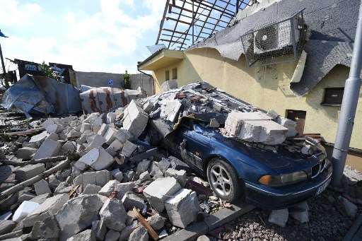 Tornado deja cinco muertos y arrasa casas en República Checa