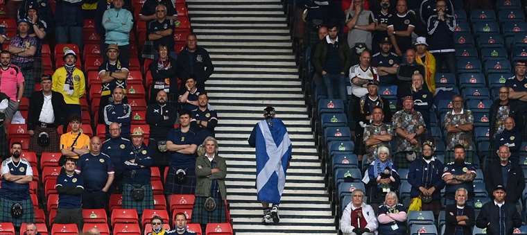 Dos mil residentes escoceses positivos al COVID tras eventos ligados a Eurocopa