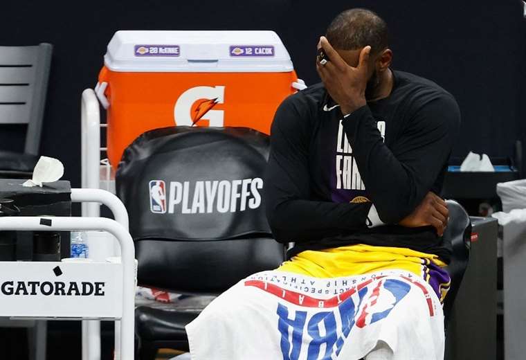 Sin LeBron James, los Lakers caen ante Nuggets y están al borde de la eliminación