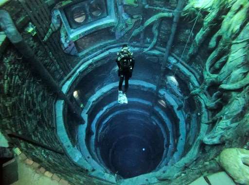 Dubái registra récord Guinness de la piscina más profunda del mundo