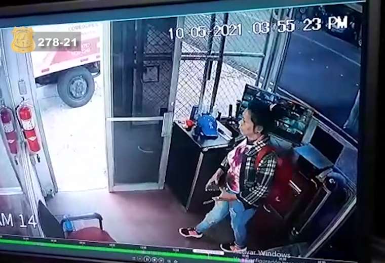 Video: mujer entra a caseta de guarda y roba celular en cinco segundos
