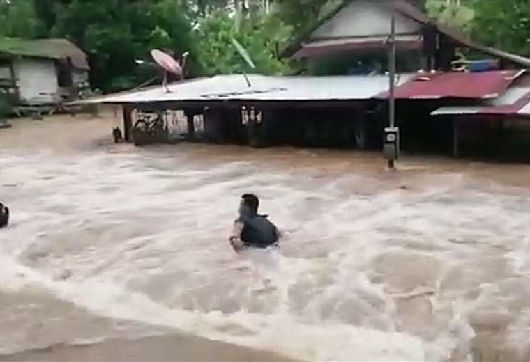 Video: policías rescatan a menor atrapada por inundaciones en Sixaola  