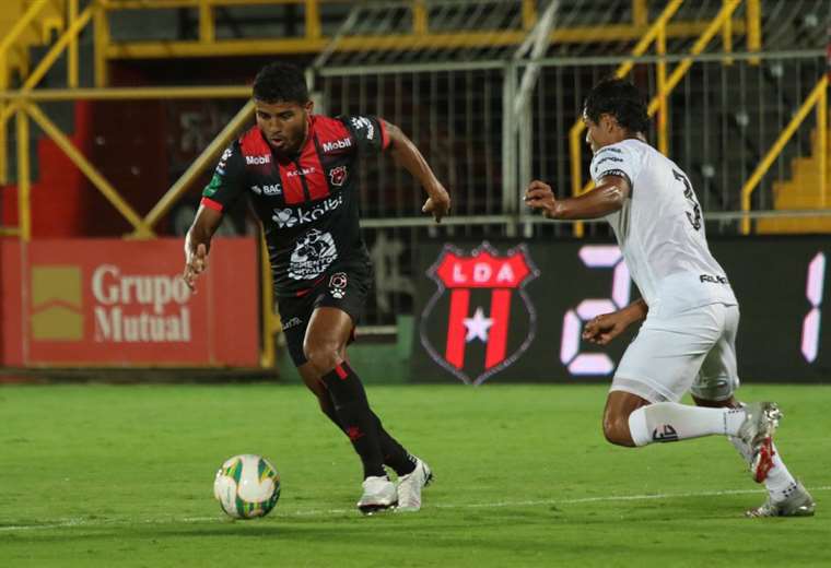 Alajuelense reacciona al final para salvar el empate 3-3 ante Sporting