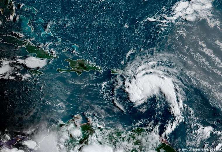 México y Puerto Rico vigilan paso de tormentas tropicales