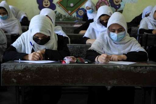 Talibanes cierran colegios para jóvenes afganas, poco después de reabrir