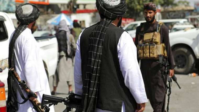 Talibanes matan a dos personas por poner música en una boda