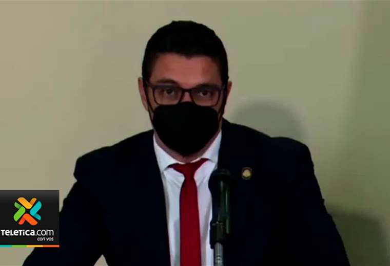 Ministro Salas arremete contra falsa información de grupos anti vacunas
