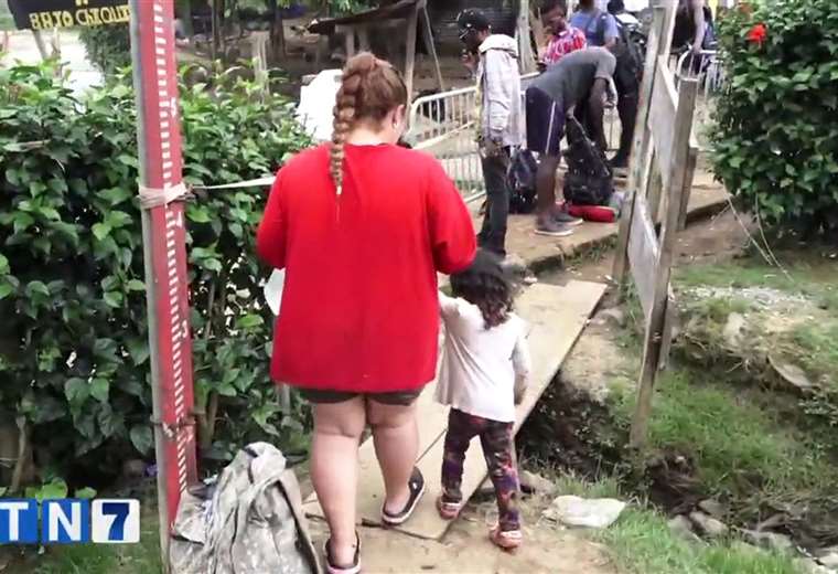 En las entrañas del Darién: madre e hija de tres años arriesgan su vida cruzando la selva