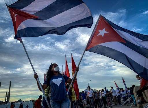 Tribunal cubano sentencia a cinco años de prisión a joven que protestó con pancarta