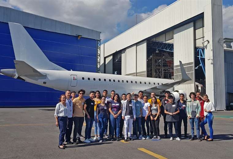 Jóvenes de escasos recursos se gradúan como asistentes de mantenimiento aeronáutico