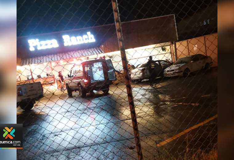 Dos hombres asesinados y una mujer grave tras balacera en pizzería