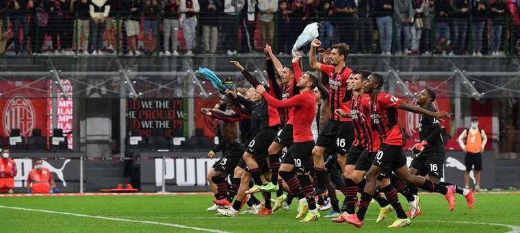 AC Milan derrota al Atalanta 2-0 y queda a un paso del título