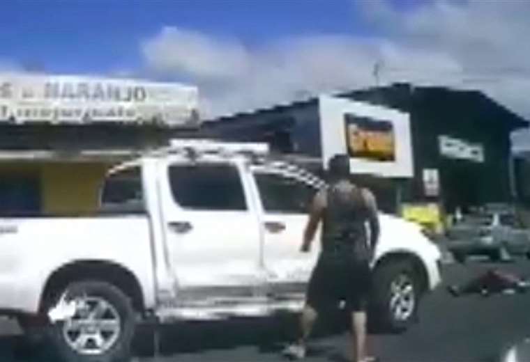 Cámara de vehículo captó atropello de mujer en Alajuela