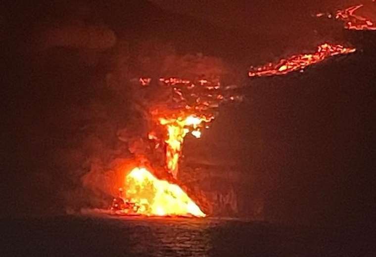 Volcán de La Palma: la lava llega al mar y emite gases tóxicos