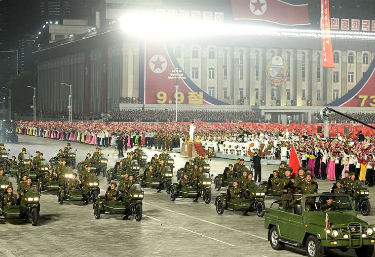 Desfile de aniversario en Corea del Norte exhibió máquinas, no armas