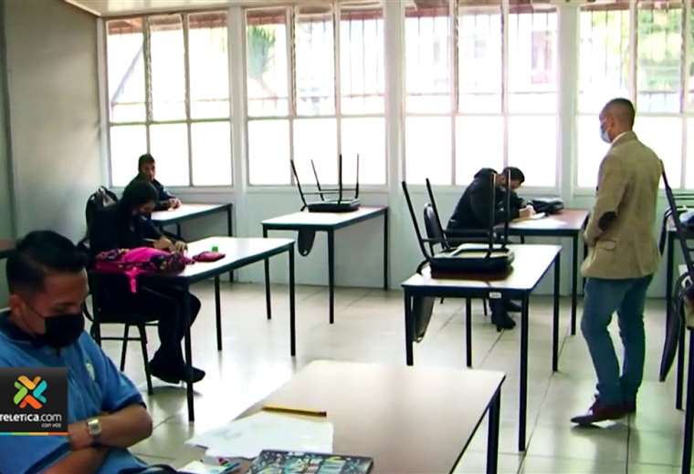 Unos 2.000 docentes estarían trabajando sin estar colegiados, denuncia Colypro