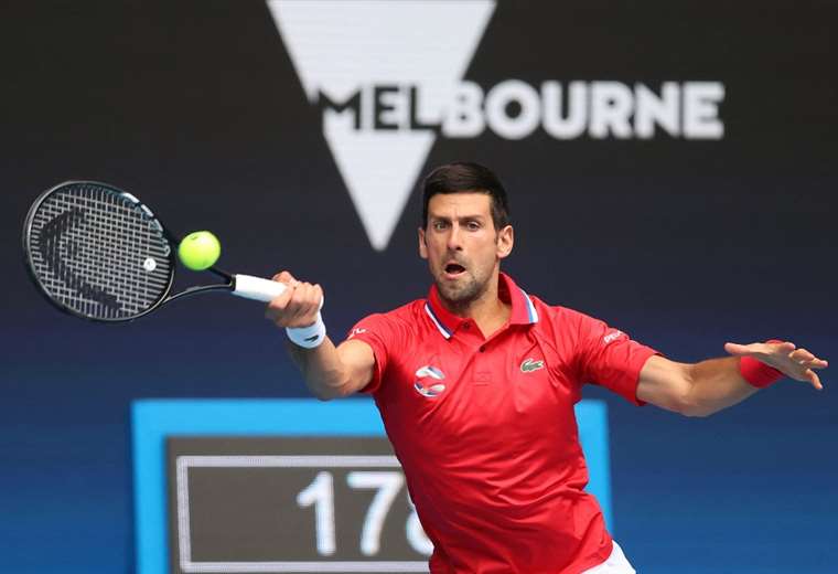 Novak Djokovic entrena en sede del Abierto de Australia tras victoria legal