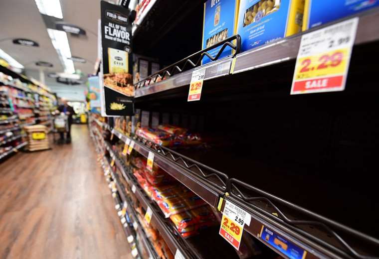 Ómicron deja estanterías casi vacías en supermercados de EE. UU.