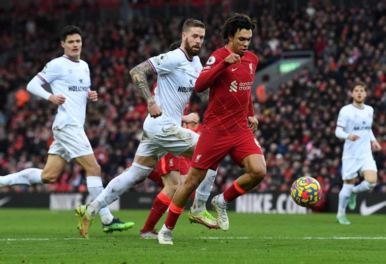 Liverpool escala a la segunda posición al triunfar ante el Brentford