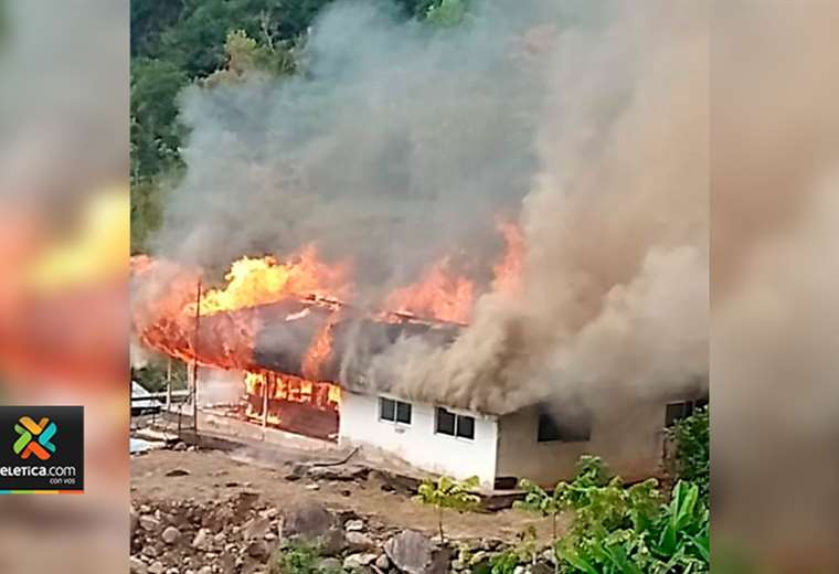 Fuego reduce a cenizas una casa en Pérez Zeledón