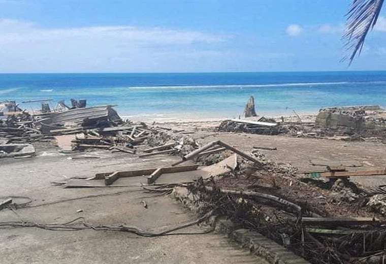 Sobreviviente de Tonga: "La novena vez que me sumergí, agarré un tronco que me mantuvo a flote"