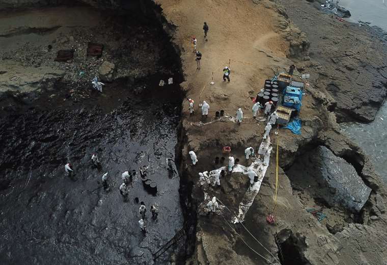 "¿De qué vamos a vivir?", preguntan pescadores afectados por derrame petrolero en Perú