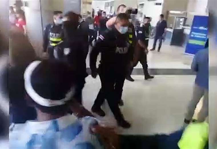 Video: Seis detenidos tras irrupción de grupo antivacunas en Hospital de Heredia