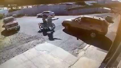 Video: Hombres en moto esperaron a mujer afuera de colegio para robarle ₡8.5 millones