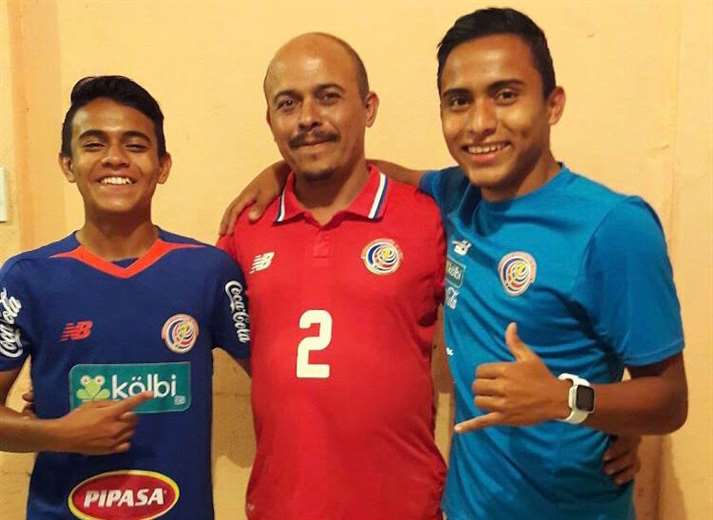 Familia de Aarón Suárez celebró por todo lo alto titularidad del jugador con la Sele