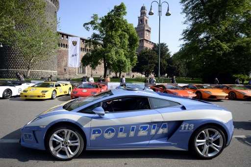 La policía italiana atraviesa el país en Lamborghini para entregar dos  riñones | Teletica