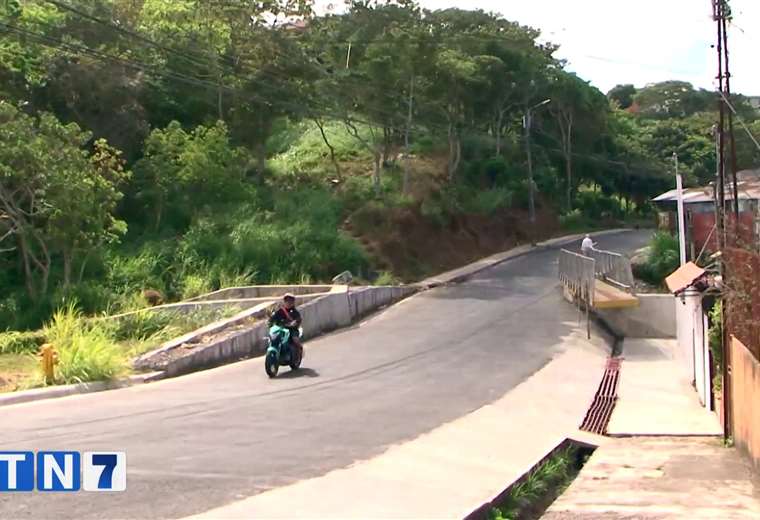 Vecinos de Goicoechea arriesgan su vida al cruzar puente sin pasos peatonales