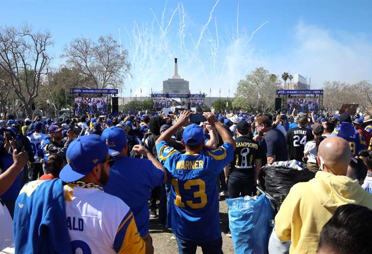 Rams celebran triunfo en el Super Bowl con desfile en Los Angeles