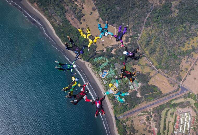 Paracaidismo llenó los cielos de color en Playa Tambor 