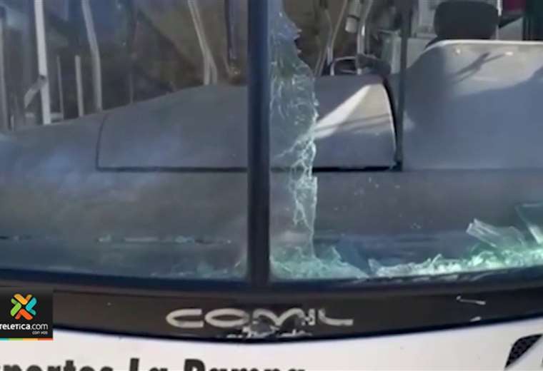 Sujetos tiran piedras para asaltar bus y golpean a chofer en Guanacaste