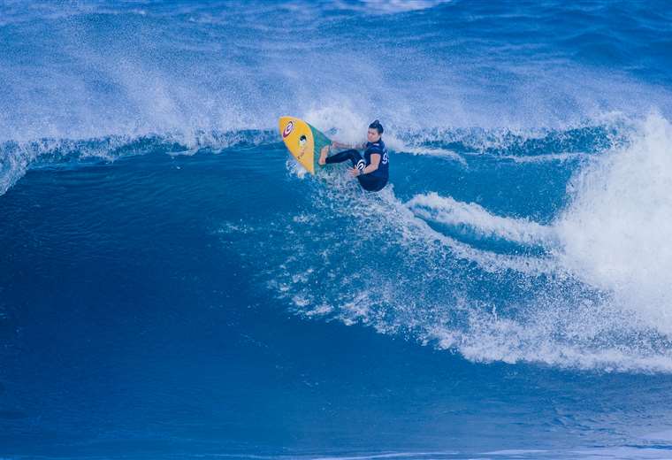 ¡Histórico! Surfista Brisa Hennessy clasifica a la final de segunda fecha del WSL