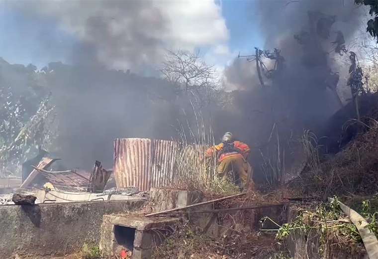 Incendio en charral se sale de control y destruye bodega de reciclaje