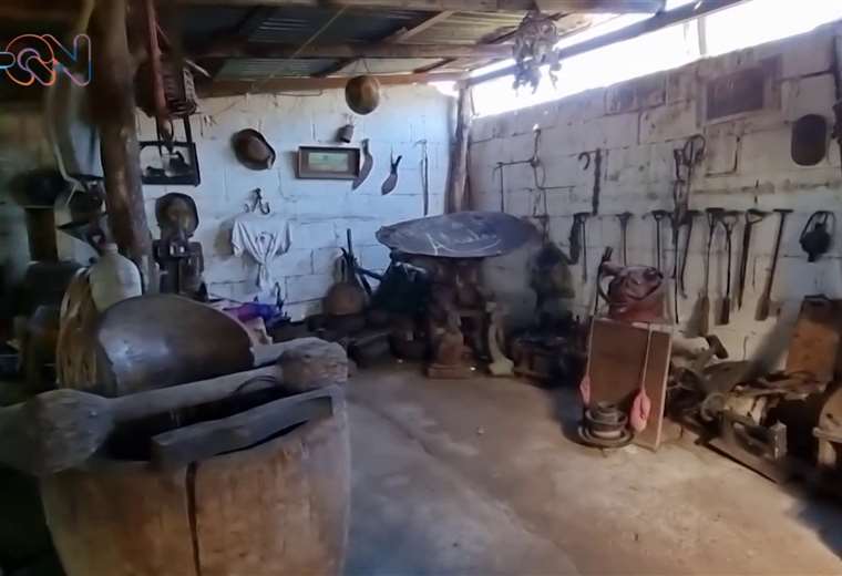 Mujer creó un museo de la Costa Rica de antaño en el garaje de su casa