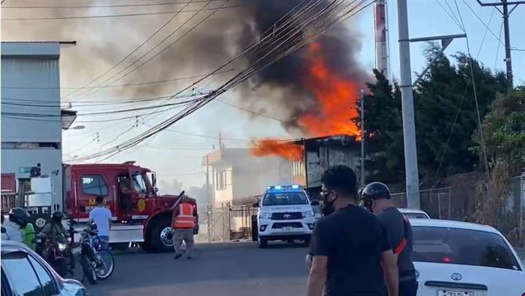 Incendio consume casa en Zapote: Cuerpo de Bomberos reporta que no hay agua en hidrantes