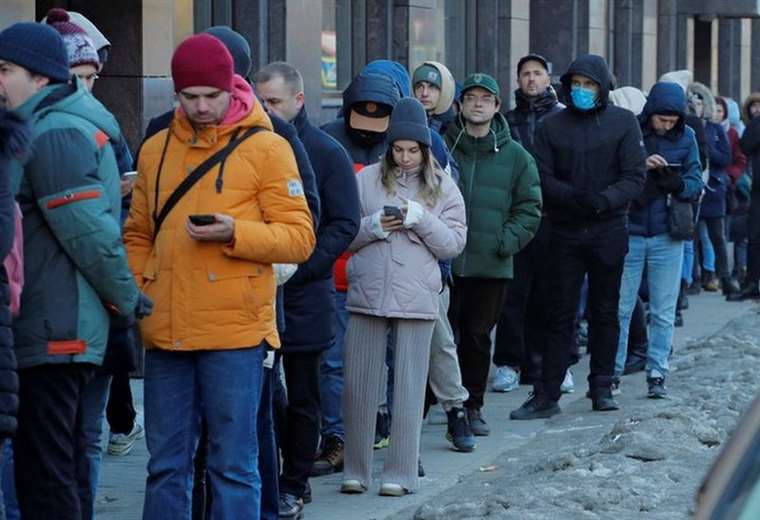 Rusos hacen largas filas para obtener efectivo en medio del desplome del rublo