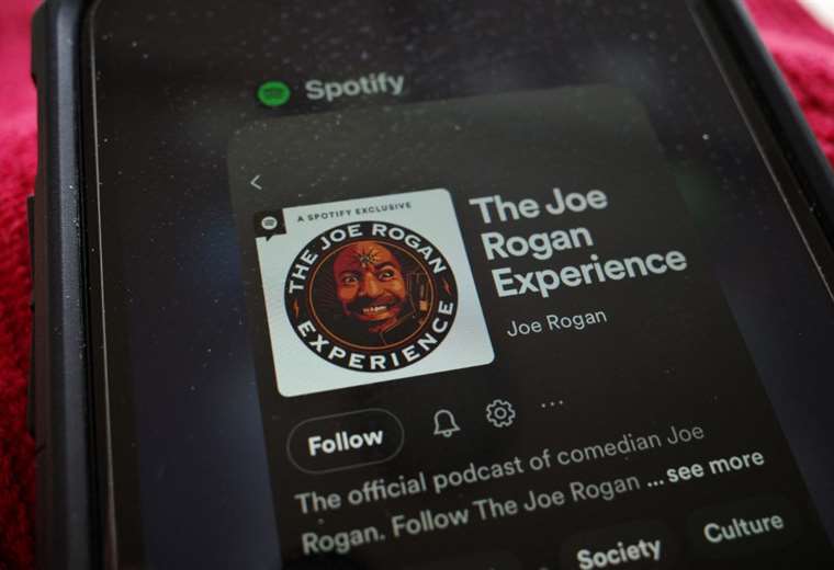 El presidente de Spotify defiende permanencia del polémico comentarista Joe Rogan