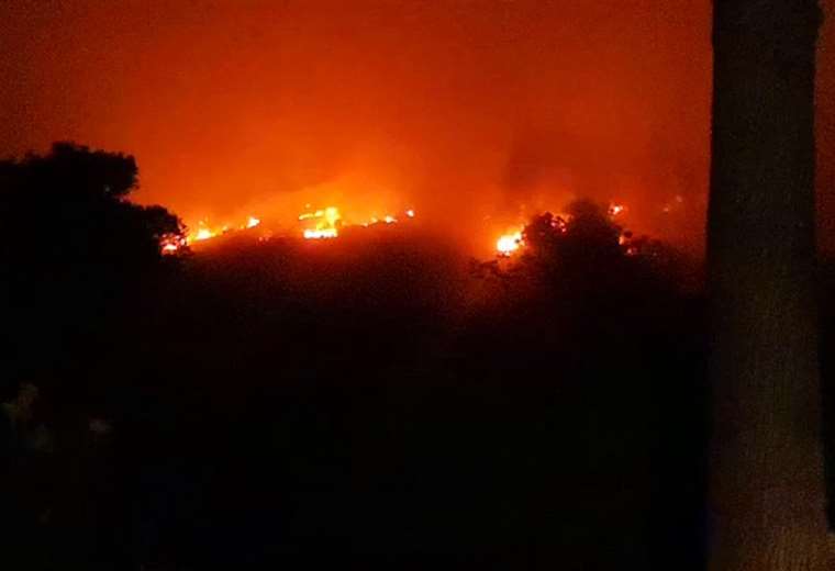 Bomberos batallan contra gran incendio de charral en montañas de Alajuelita